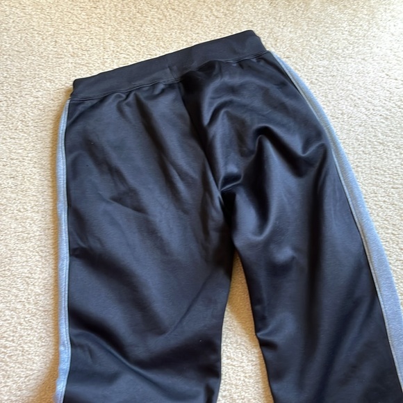 Women’s Under Armour sweatpants. Thick material Size medium - Picture 4 of 6